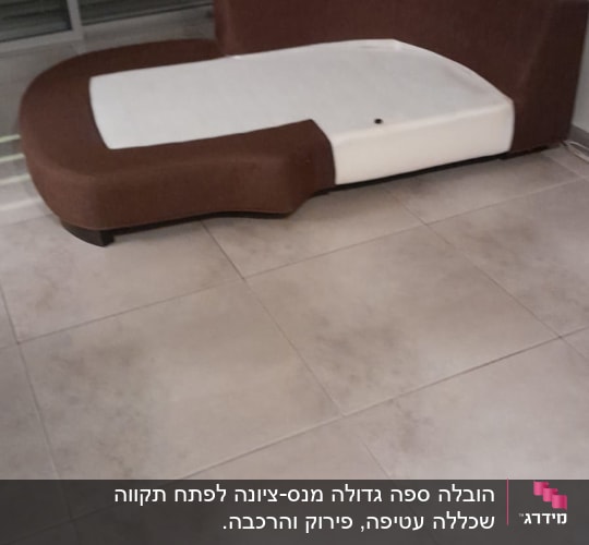 ספה חומה ולבנה על רצפת אריחים